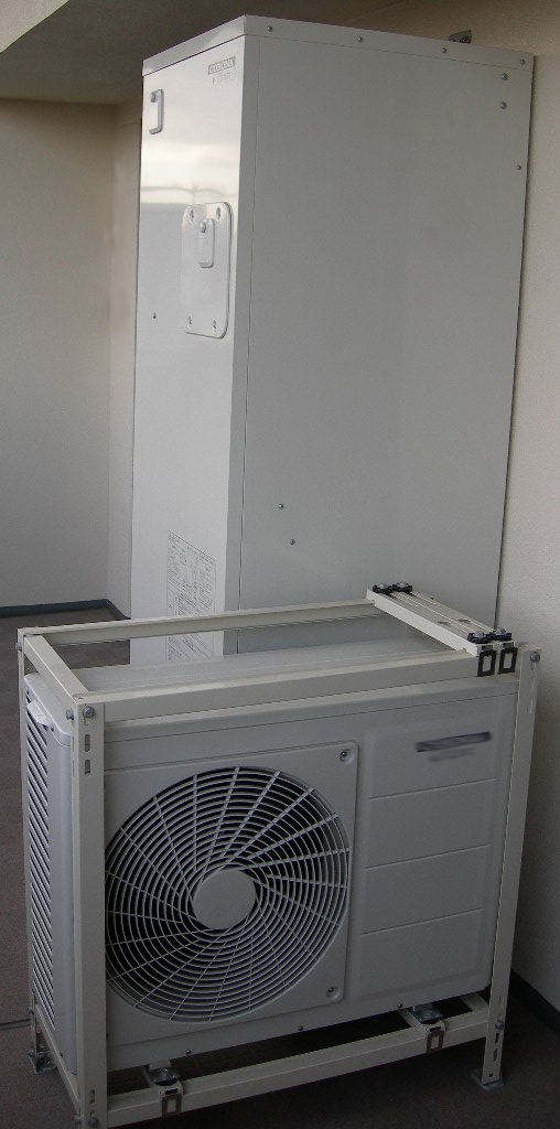 エコキュートの屋外機器の例（ヒートポンプユニットと貯湯タンク）
